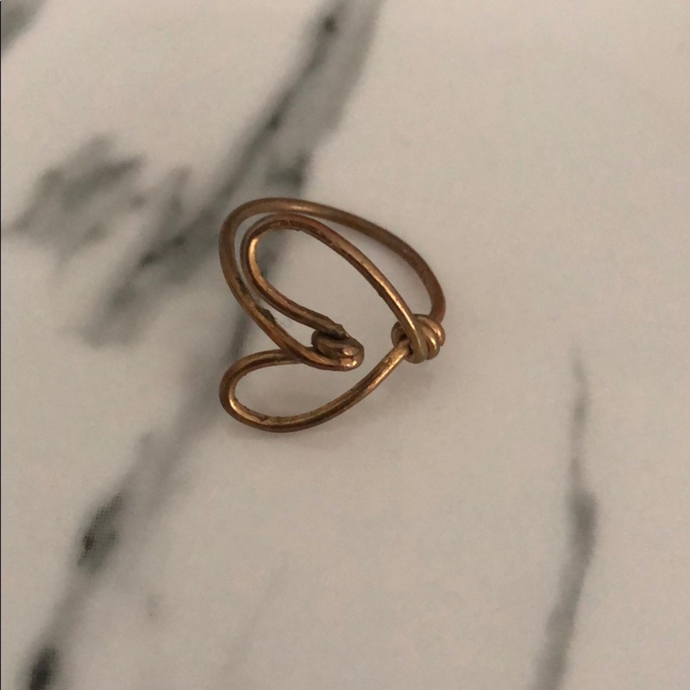 Heart shaped gold midi ring